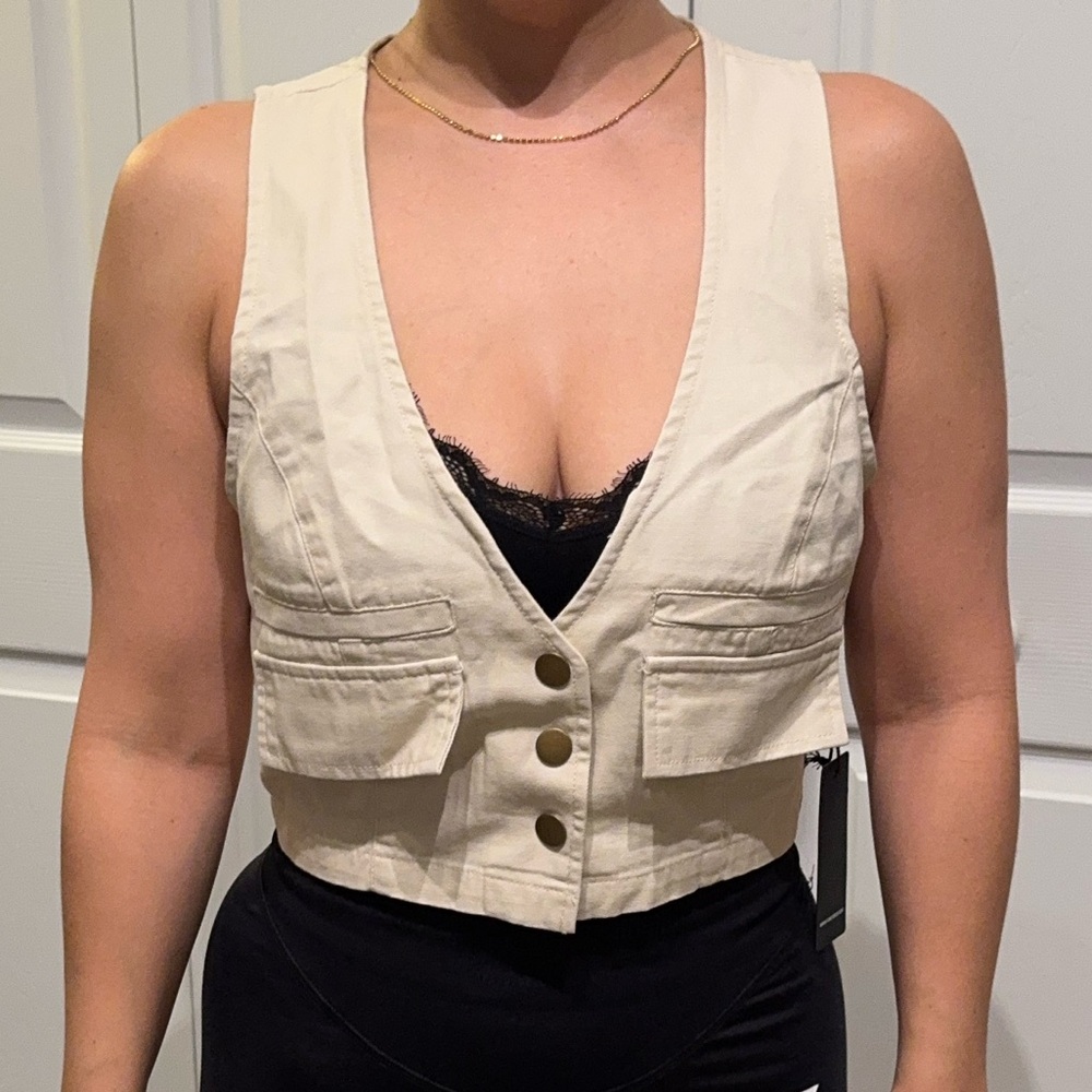 Forever 21 size M NWT cream vest